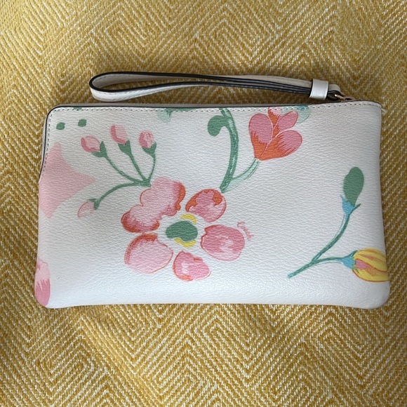 NWOT Coach Dreamy Land Floral Large Corner Zip Wristlet with new coach box - Picture 5 of 8